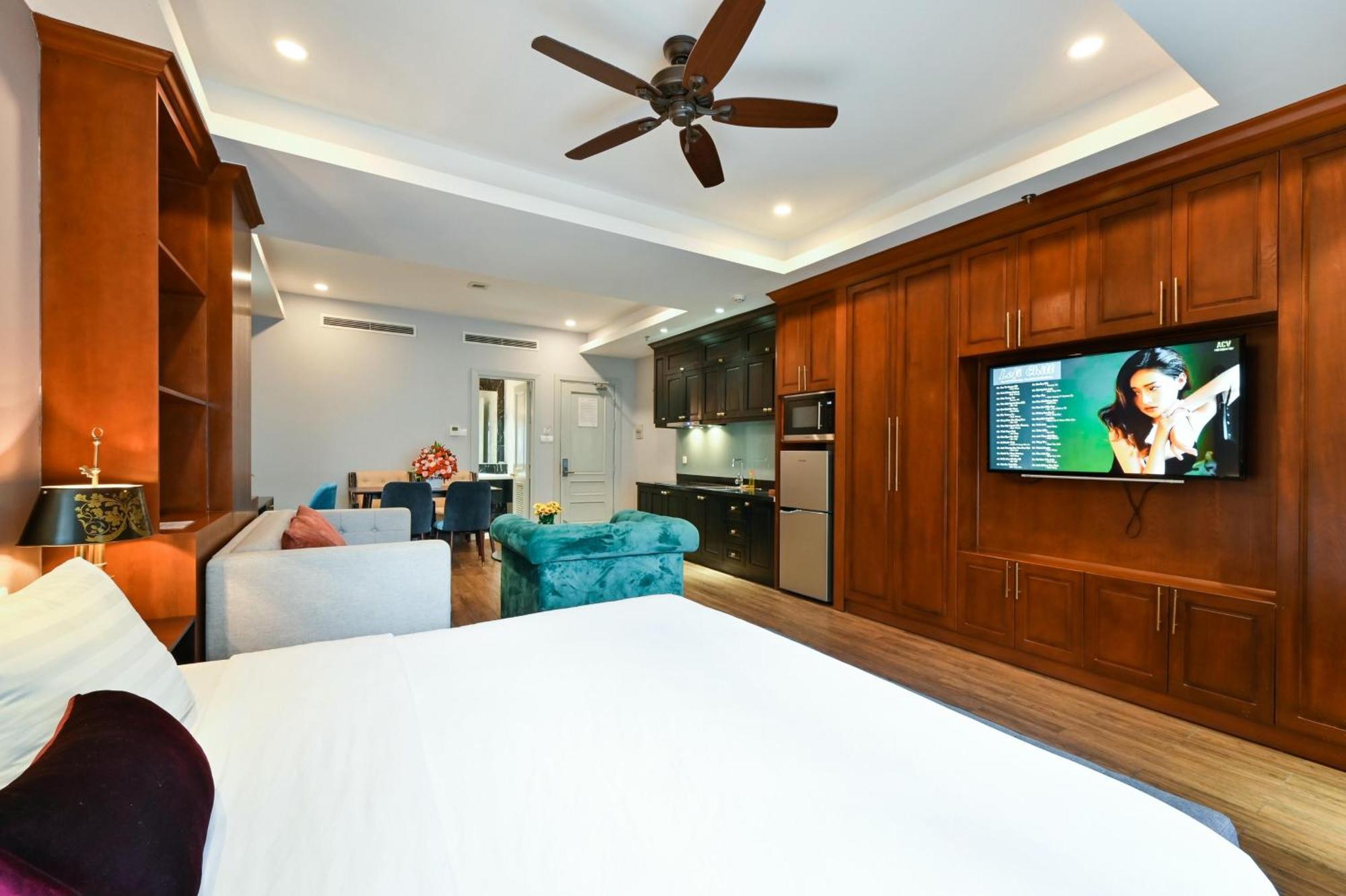 California Saigon Hotel & Rooftop Pool Ho Chi Minh City Exterior photo